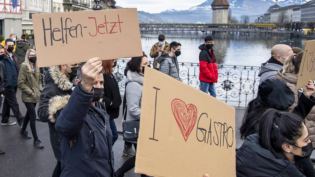 Luzerner Gastronomen demonstrieren für Entschädigung in der Coronakrise - einigen von ihnen geht es mit der Hilfe zu wenig schnell. (Archivbild)