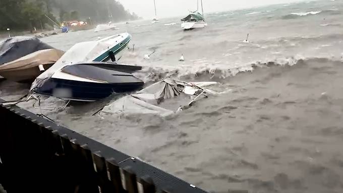 Gesunkene Boote und blockierte Strassen in der Zentralschweiz