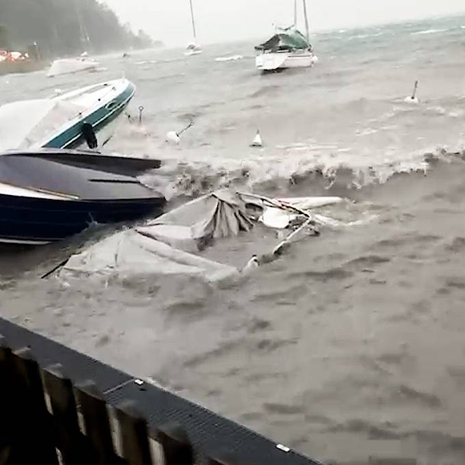 Gesunkene Boote und blockierte Strassen in der Zentralschweiz