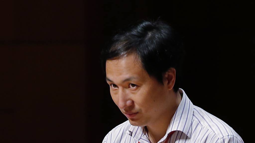Wegen einem umstrittenen Genexperiment bei Babys: Wissenschaftler He Jiankui ist in China zu einer dreijährigen Haftstrafe verurteilt worden. (Archivbild)