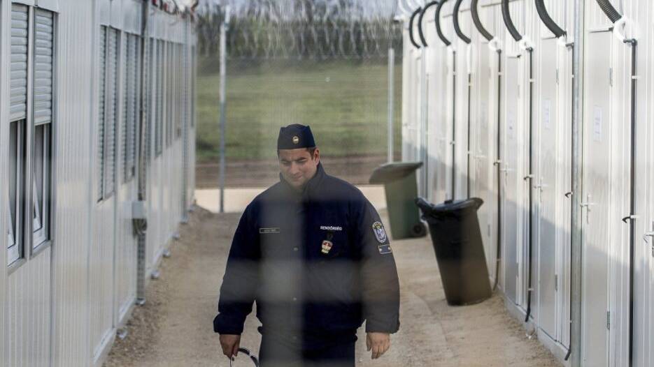 Ein ungarischer Polizist patrouilliert durch das ein Internierungslager für Asylsuchende an der Grenze zu Serbien.