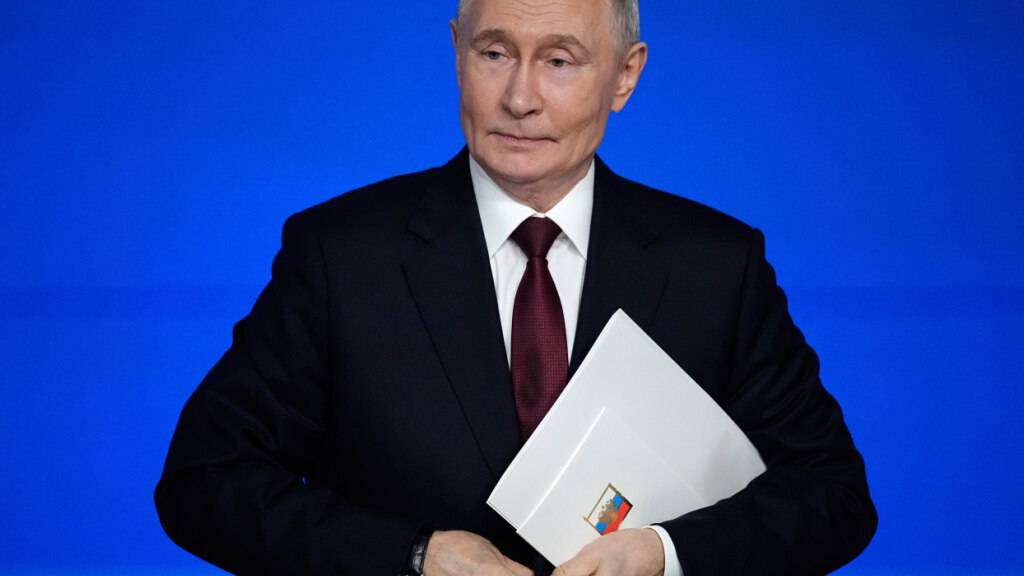 Der russische Präsident Wladimir Putin verlässt seine jährliche Pressekonferenz. Foto: Pavel Bednyakov/AP/dpa