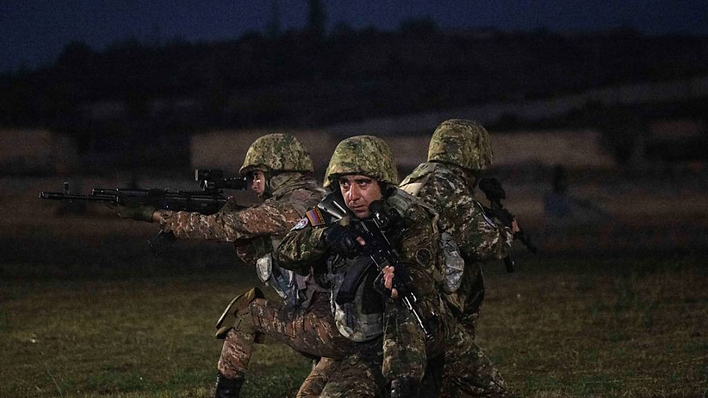 Armenische Soldaten nehmen an einer Nachtübung teil. Foto: Hannes P. Albert/dpa