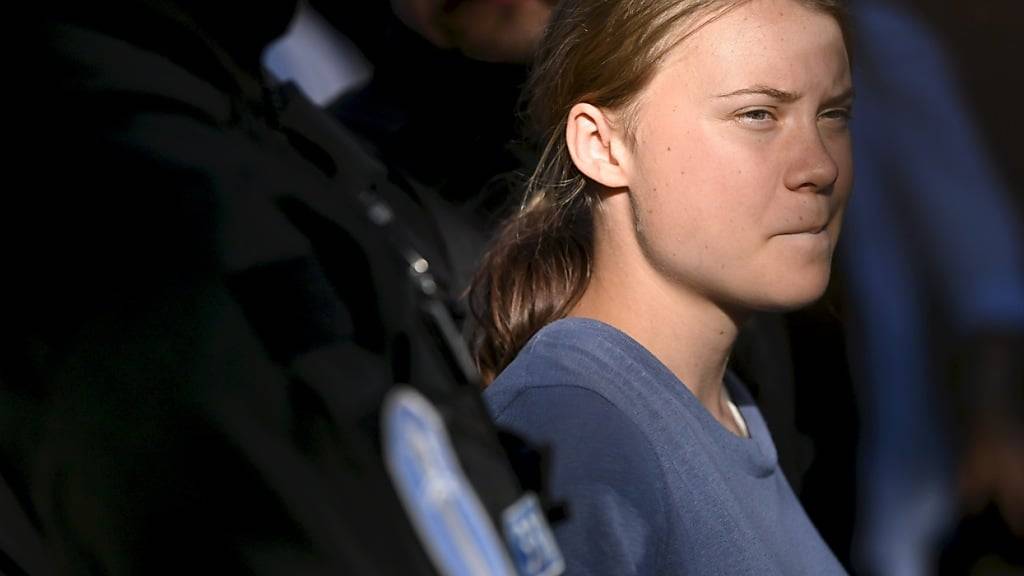 ARCHIV - Greta Thunberg, Klimaaktivistin aus Schweden, wird von der Polizei weggetragen, nachdem sie an einer Storm Warning Demonstration von Extinction Rebellion teilgenommen hat. Foto: Mikko Stig/Lehtikuva/dpa