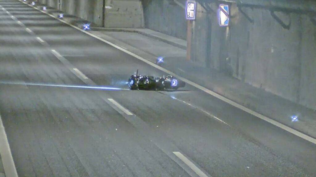 Die Feuerwehr band das ausgelaufene Öl.