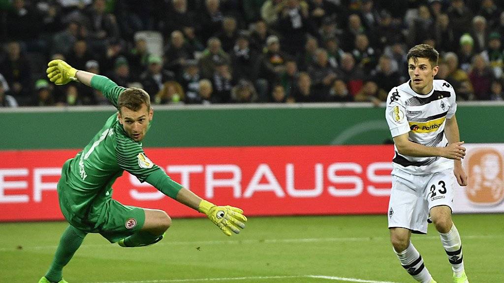 Da sah es für Gladbach noch gut aus: Jonas Hofmann erzielt vor der Pause gegen den Frankfurter Goalie Lukas Hradecky das 1:1.
