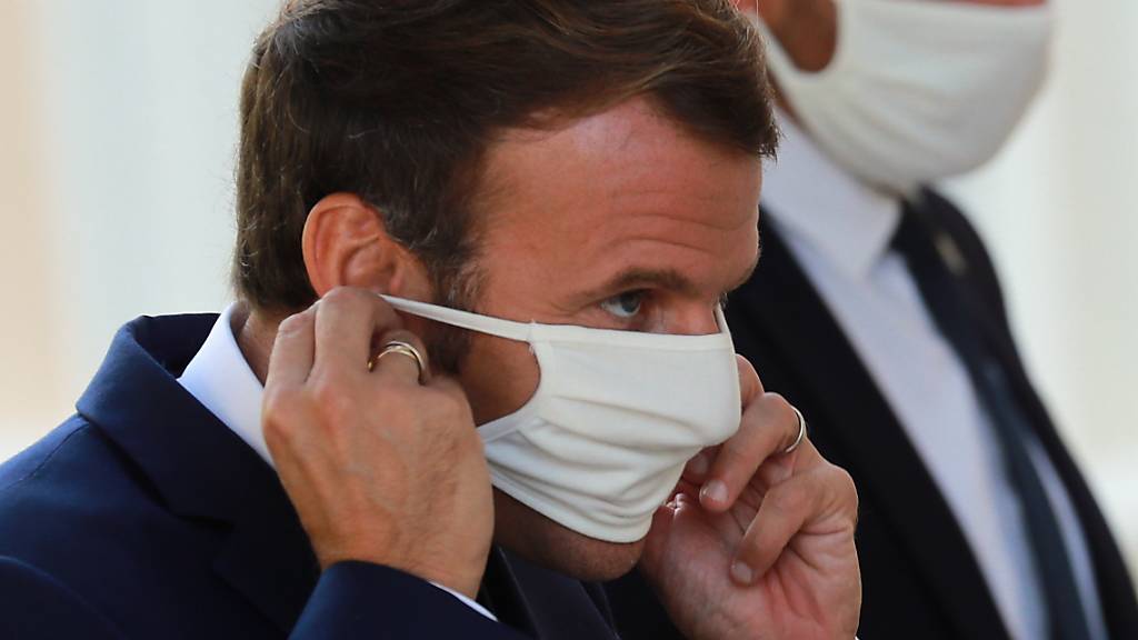 Angesichts weiter steigender Fallzahlen beim Coronavirus hat Frankreichs Staatspräsident, Emmanuel Macron (links), ein Treffen der Regierung einberufen, um über weiter Massnahmen zur Eindämmung des Virus zu beraten. (Archivbild)