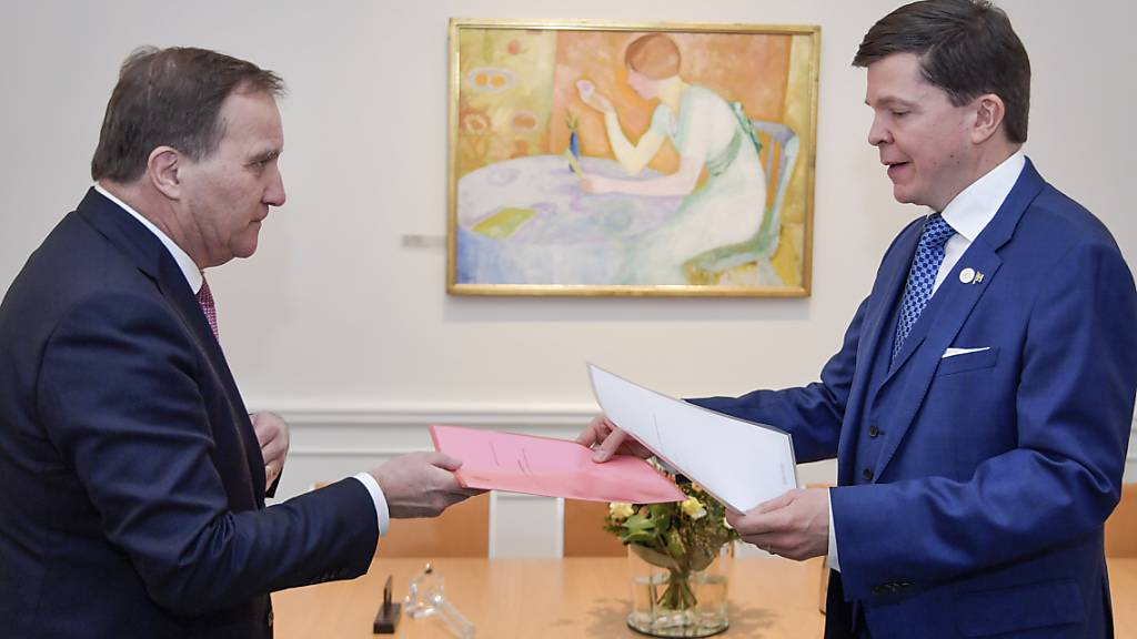 Der schwedische Ministerpräsident Stefan Lofven (l) übergibt seinen Rücktritt an den Parlamentspräsidenten Andreas Norlén. Foto: Anders Wiklund/TT NEWS AGENCY/AP/dpa