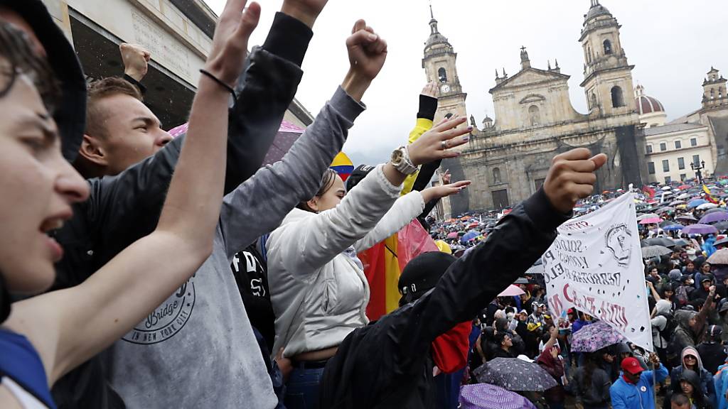 Dem Generalstreik und den Massenkundgebungen schlossen sich Studenten, indigene Gruppen, Umweltschützer und Opposition an. Sie protestieren in der Hauptstadt Bogotá und anderen Städten des Landes.