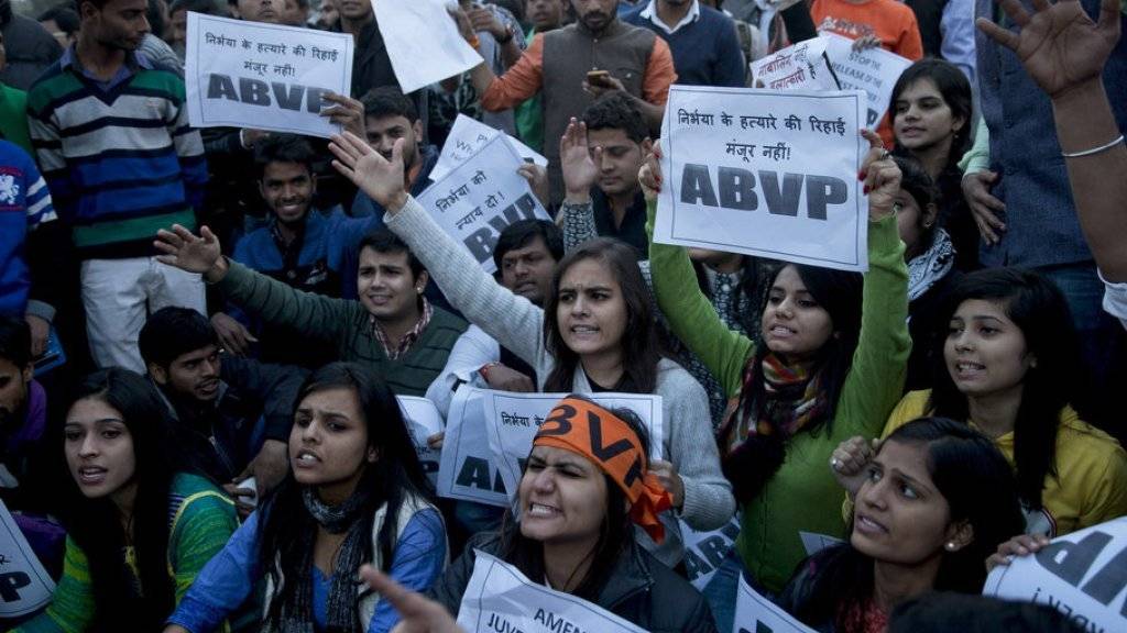 Proteste gegen die Entlassung eines Jugendlichen, der an der Gruppenvergewaltigung einer Studentin in Delhi vor drei Jahren beteiligt war. (Archiv)