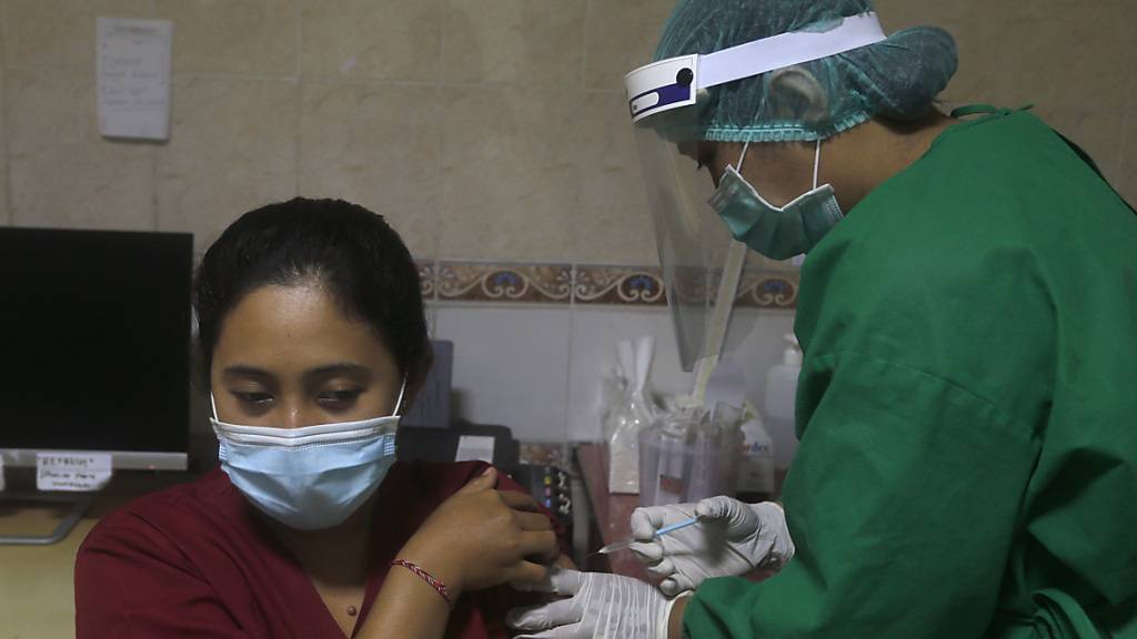 Eine Impfübung auf Bali. Die indonesische Arzneimittelagentur hat eine Notfallzulassung für den Corona-Impfstoff des chinesischen Pharmakonzerns Sinovac Biotech erteilt. Foto: Firdia Lisnawati/AP/dpa