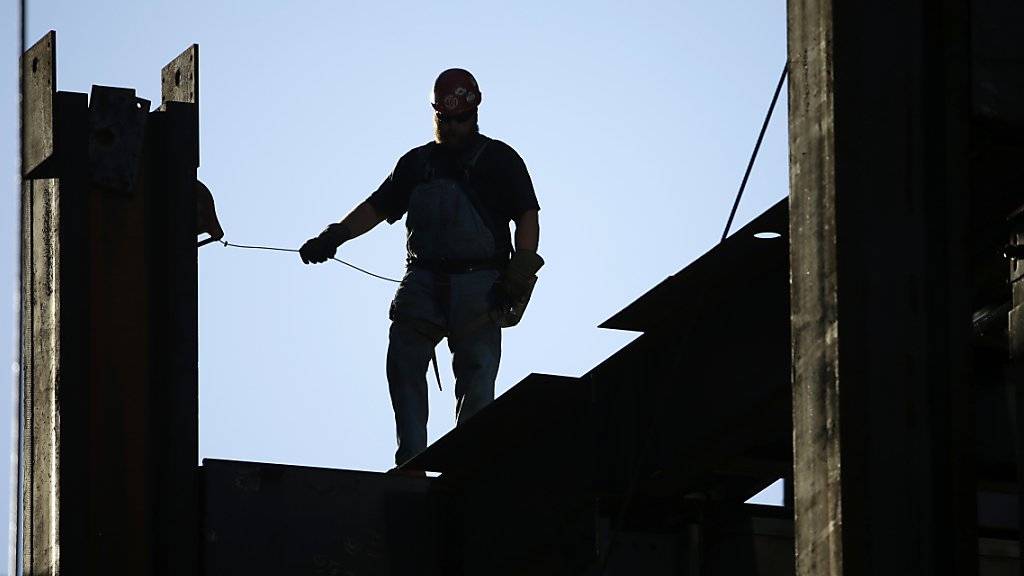 Der Arbeitnehmer-Dachverband Travail.Suisse kritisiert, dass Lebensversicherungen mit der beruflichen Vorsorge von Angestellten zu viel Gewinn machen. (Symbolbild)