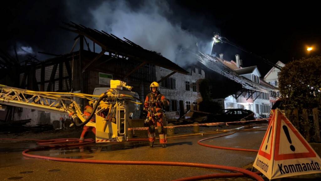 Verschiedene Feuerwehrorganisationen brachten den Brand in der Nacht auf Samstag unter Kontrolle.