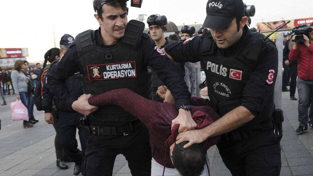 Türkische Polizisten gehen gegen Regierungskritiker vor - auch der Druck auf Medienvertreter ist seit dem Putschversuch gewachsen. (Archivbild)