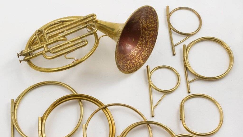 Ein Beispiel aus der Sammlung: Horn mit bemaltem Schallstück und mit Bögen für alle Tonarten von ca. 1830.