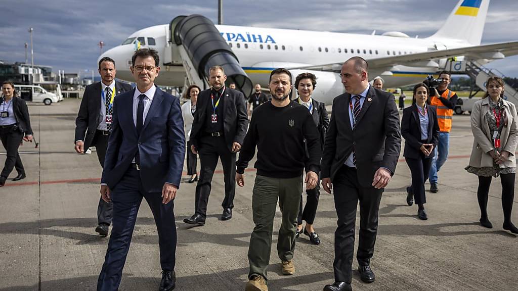 Der ukrainische Präsident Wolodymyr Selenskyj (Mitte) wurde am Freitag auf dem Flughafen Zürich von Felix Baumann, Botschafter der Schweiz in der Ukraine (links), und Manuel Irman, stellvertretender Protokollchef der Schweiz (rechts), empfangen.