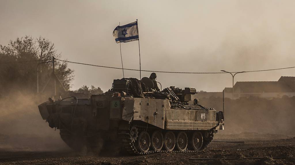 Ein israelischer Panzer fährt in der Nähe der Grenze zwischen Israel und Gaza nach dem Ende einer siebentägigen Waffenruhe zwischen Israel und der Hamas. Foto: Ilia Yefimovich/dpa