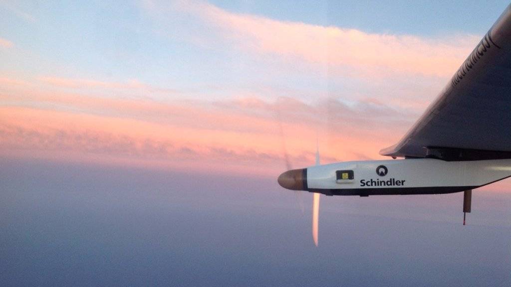 Hoch über dem Atlantik: Blick aus dem Cockpit der «Solar Impulse 2» kurz vor dem Erscheinen des «Erdbeermondes». (Twitter-Account Bertrand Piccard)