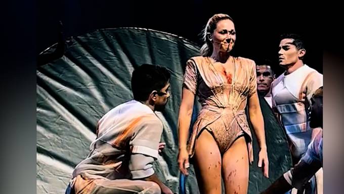 Helene Fischer wird auf der Bühne verletzt und bricht Konzert mit blutiger Nase ab
