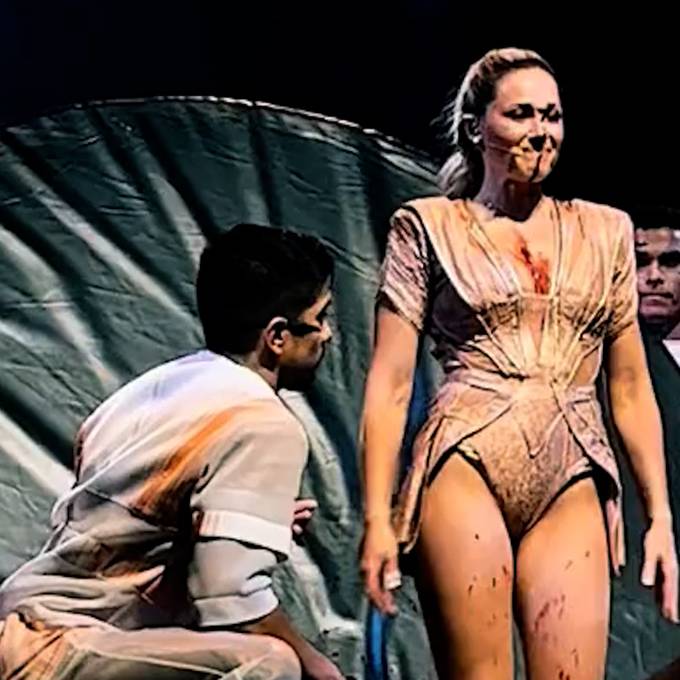 Helene Fischer wird auf der Bühne verletzt und bricht Konzert mit blutiger Nase ab