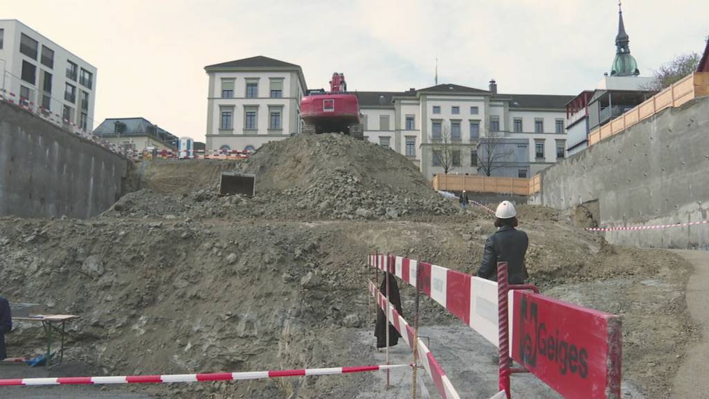 Thurgauer vergraben Zeitkapsel im neuen Regierungsgebäude