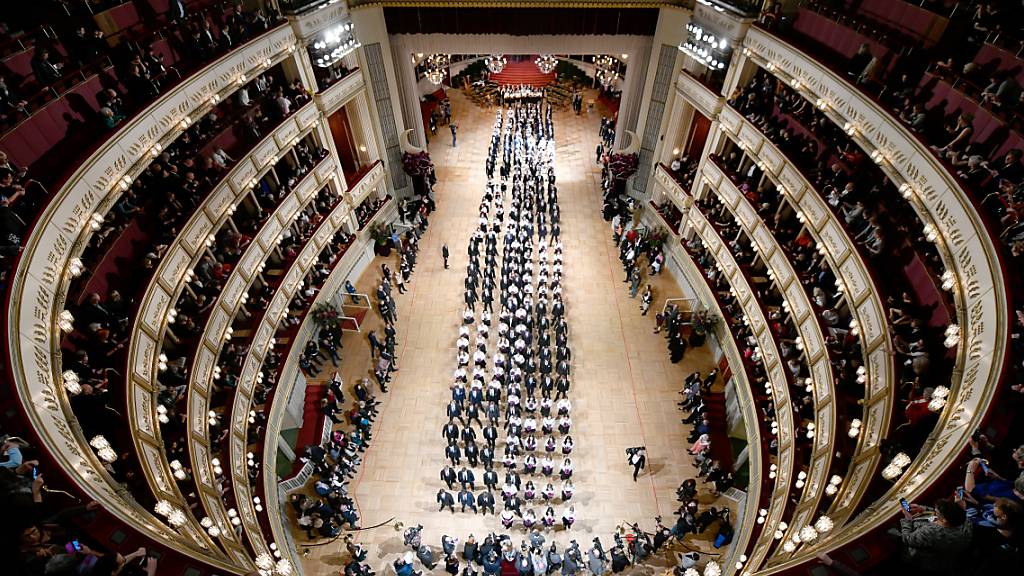 ARCHIV - Debütantenpaare befinden sich in der Wiener Staatsoper während der Generalprobe für den Opernball. Foto: Herbert Neubauer/APA/dpa