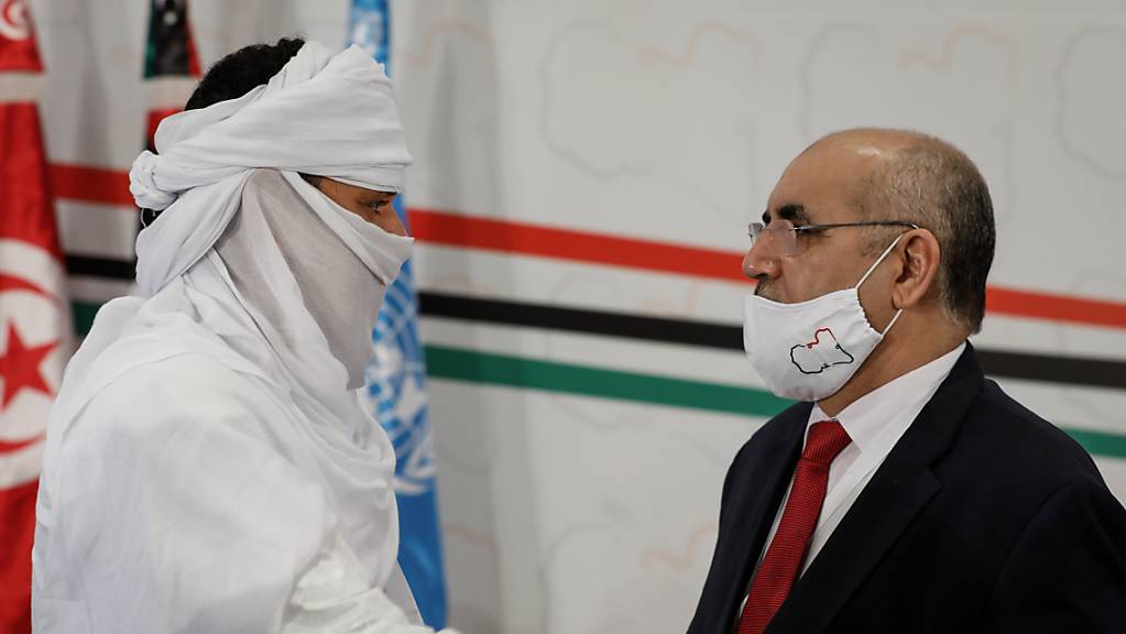 Libysche Teilnehmer tragen Mund-Nasen-Bedeckungen und nehmen am von der UNO vermittelten Libyschen Forum für politischen Dialog teil. Foto: Khaled Nasraoui/dpa
