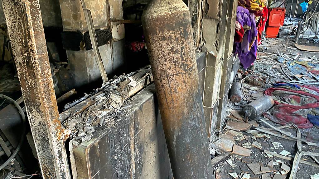 ARCHIV - Der Brand in Bagdad im April wurde ebenso durch die Explosion einer Sauerstoffflasche ausgelöst. Foto: Khalid Mohammed/AP/dpa