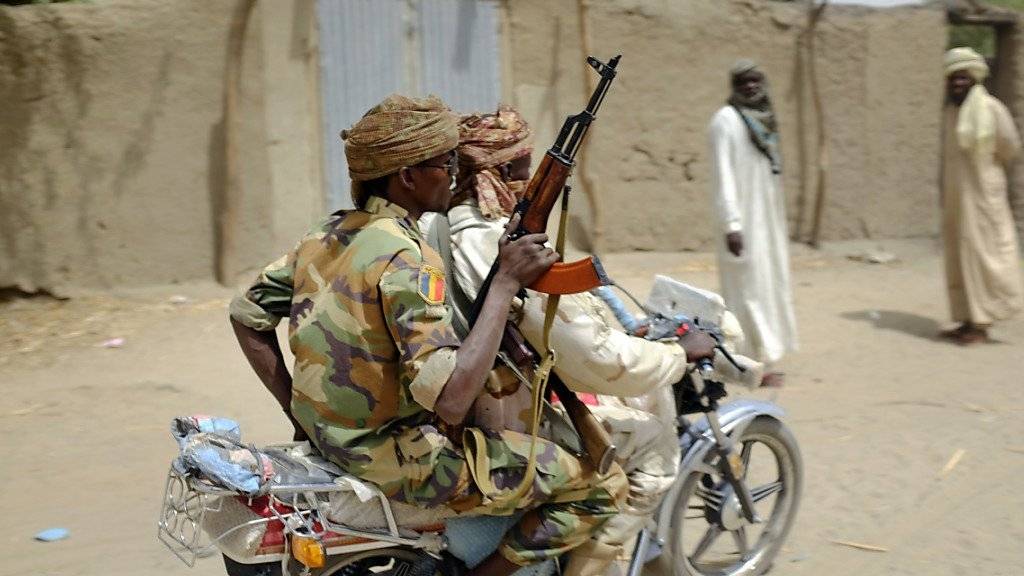 Tschadische Soldaten patroullieren am Tschadsee (Archivbild vom März dieses Jahres).
