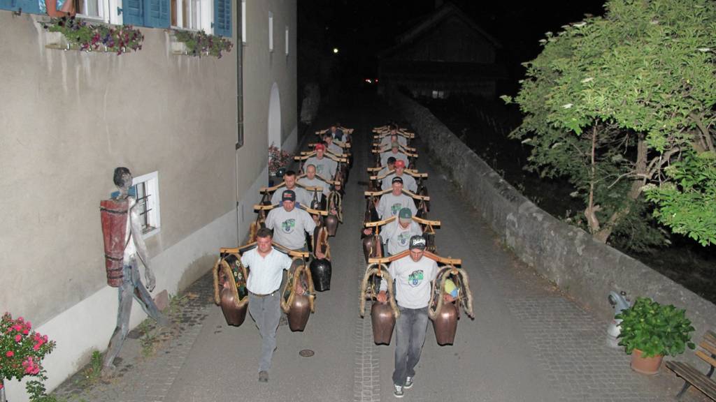 Hier ziehen die Knabenschäftler beim Alpaufzug durch Maienfeld und lassen die ganze Nacht die Glocken klingen. (Bild: zVg)