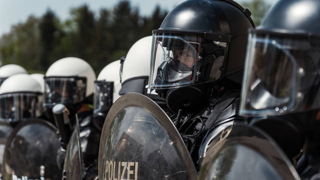 Die Stadtpolizei musste nach dem Spiel die Fanlager mit Reizstoff trennen. (Symbolbild)