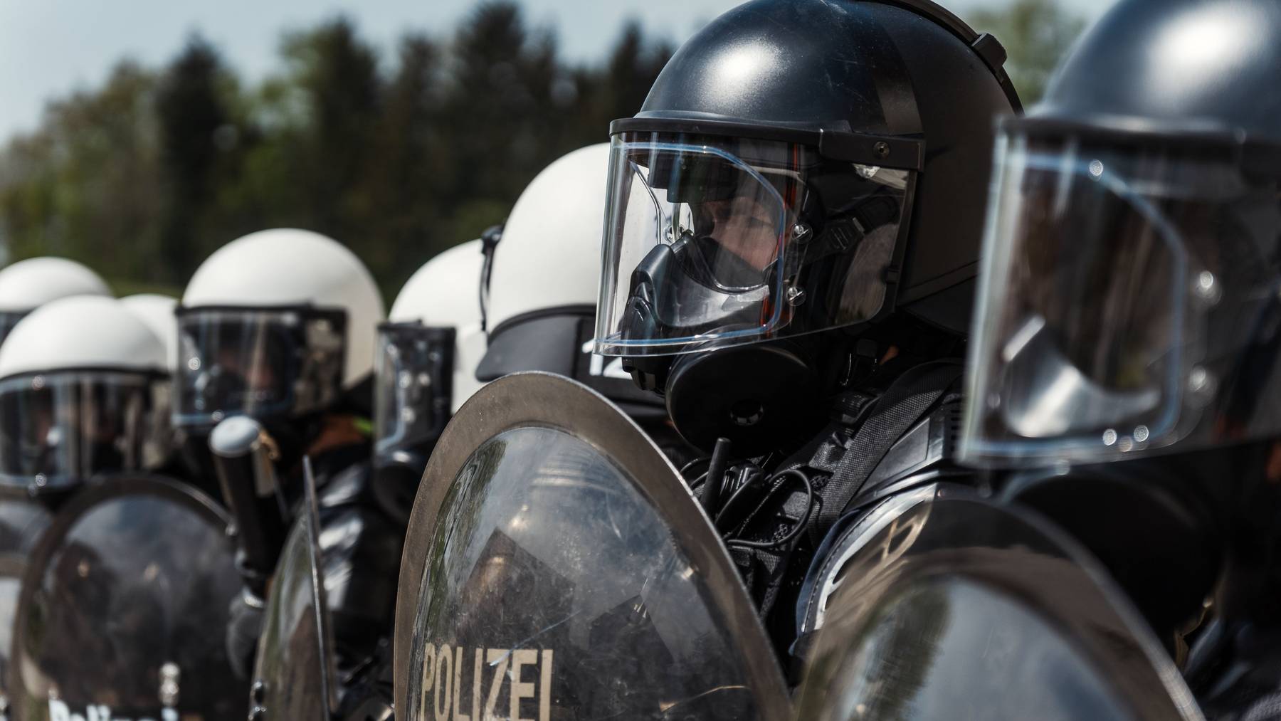 Die Stadtpolizei musste nach dem Spiel die Fanlager mit Reizstoff trennen. (Symbolbild)