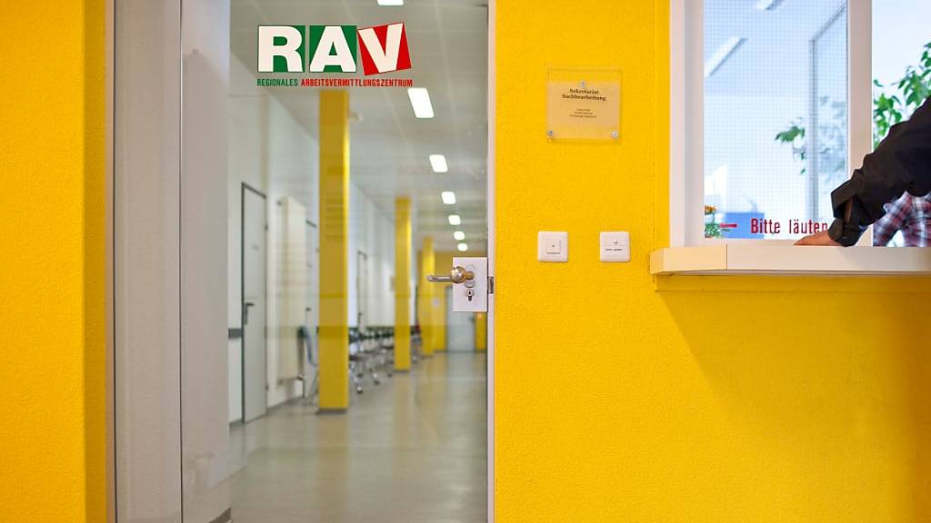 In den Regionalen Arbeitsvermittlungszentrums (RAV) waren in der Schweiz im Monat Juli etwas mehr Menschen als arbeitslos gemeldet als im Juni. Die Arbeitslosenquote verharrte aber bei 2,3 Prozent.(Archivbild)