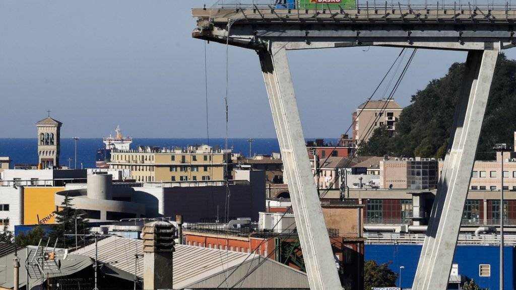 Der letzte verbliebene Lastwagen auf der eingestürzten Morandi-Brücke in Genua ist entfernt, nun wird die Baustelle für den Abriss der Brückenreste eingerichtet. Ziel ist eine komplett neue Brücke bis Ende 2019.
