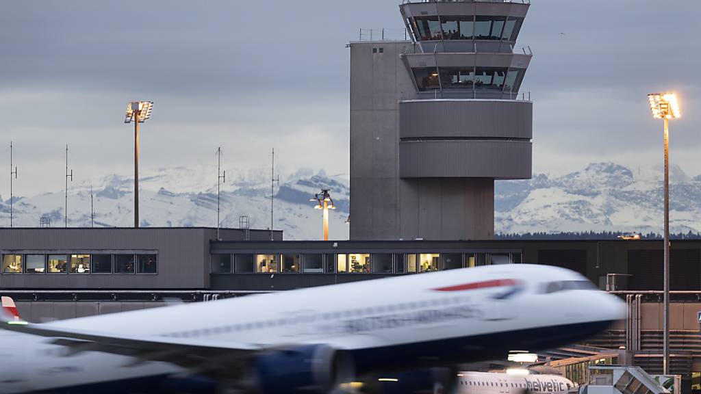 Das Passagieraufkommen am Flughafen Zürich hat sich weiter erholt. In diesem Oktober reisten erstmals wieder gleich viele Gäste über den Flughafen wie im Oktober 2019. (Symbolbild)