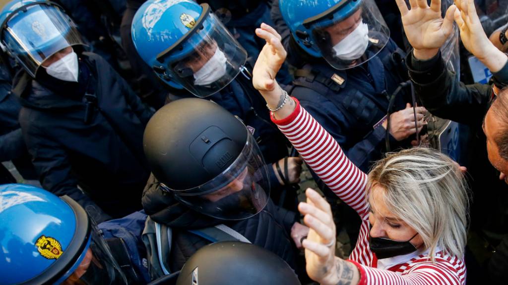 Polizisten und Demonstranten geraten bei einem Protest von Gastronomen in Rom aneinander. Foto: Cecilia Fabiano/LaPresse via ZUMA Press/dpa