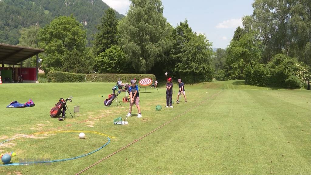 Bälle schlagen anstatt Piste rocken: Ex-Snowboardprofi Fabien Rohrer animiert Kinder zum Golf spielen