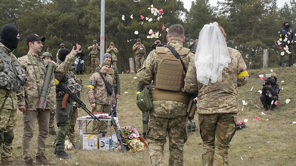 ARCHIV - Nach Angaben des ukrainischen Justizministeriums haben sich seit Kriegsbeginn vor drei Wochen über 10.000 Paare das Ja-Wort gegeben. Foto: Efrem Lukatsky/AP/dpa