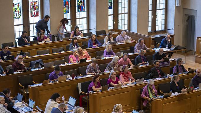 Die Ratslinke im Berner Parlament trägt violett