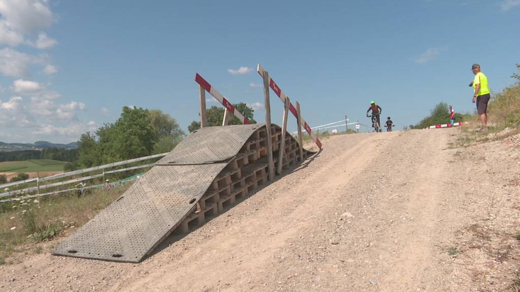 Biken in der Kiesgrube: Begeisterte Velo-Fans in Tobel