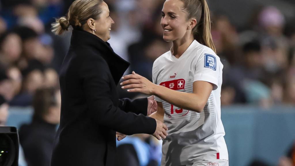 Zufriedene Gesichter im Schweizer Lager: Nationaltrainerin Inka Grings und Captain Lia Wälti freuen sich über den gelungenen WM-Auftakt