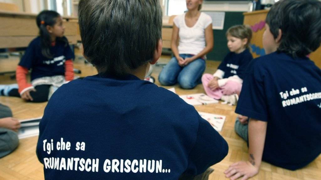 Erstklässler einer Schule in Graubünden, wo in der Schriftsprache Rumantsch Grischun unterrichtet wird. (Archivbild)