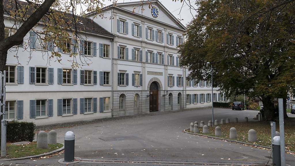 Ein Ehepaar soll im Kanton Zürich ein Kindermädchen ausgebeutet und schikaniert haben. Die beiden Beschuldigten stehen am Donnerstag vor dem Zürcher Obergericht. (Symbolbild)