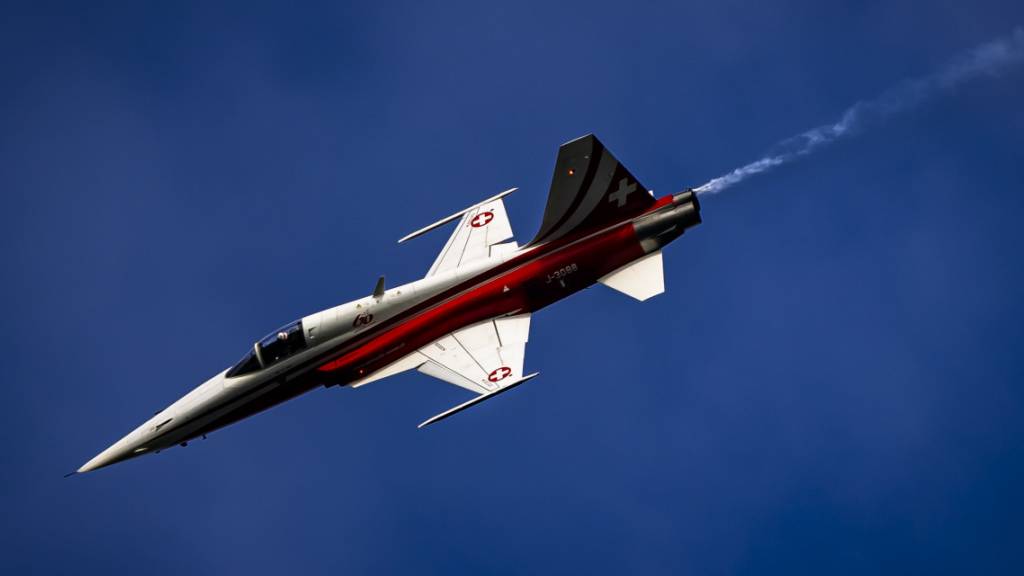 Die Patrouille Suisse trainiert am kommenden Montag mit ihren F-5 Tiger Jets über dem Flugplatz Wangen-Lachen. (Archivbild)