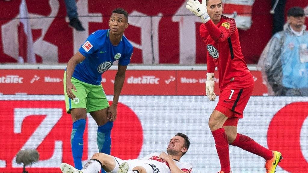 Christian Gentner liegt nach dem Zwischenfall im Spiel gegen Wolfsburg verletzt am Boden.