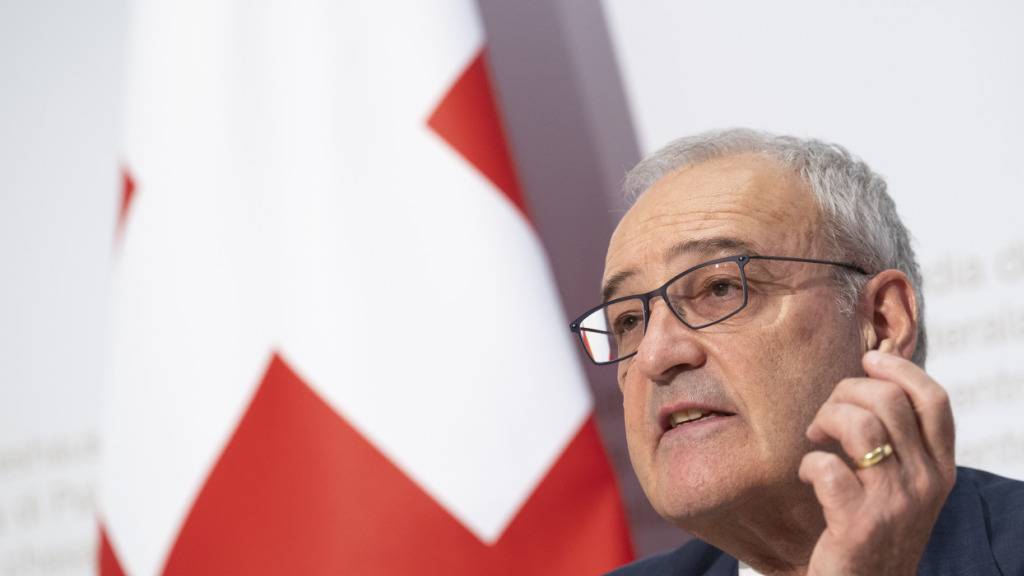 «Etwas mehr Flexibilität»: Wirtschaftsminister Guy Parmelin führt vor den Medien aus, weshalb es Ende November ein Ja zu lockereren Regeln für Waffenexporte braucht.