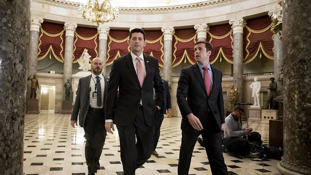 Der Mehrheitsführer im US-Repräsentantenhaus, der Republikaner Paul Ryan (vorne) vor der Abstimmung über eine Reihe von Haushaltsgesetzen.
