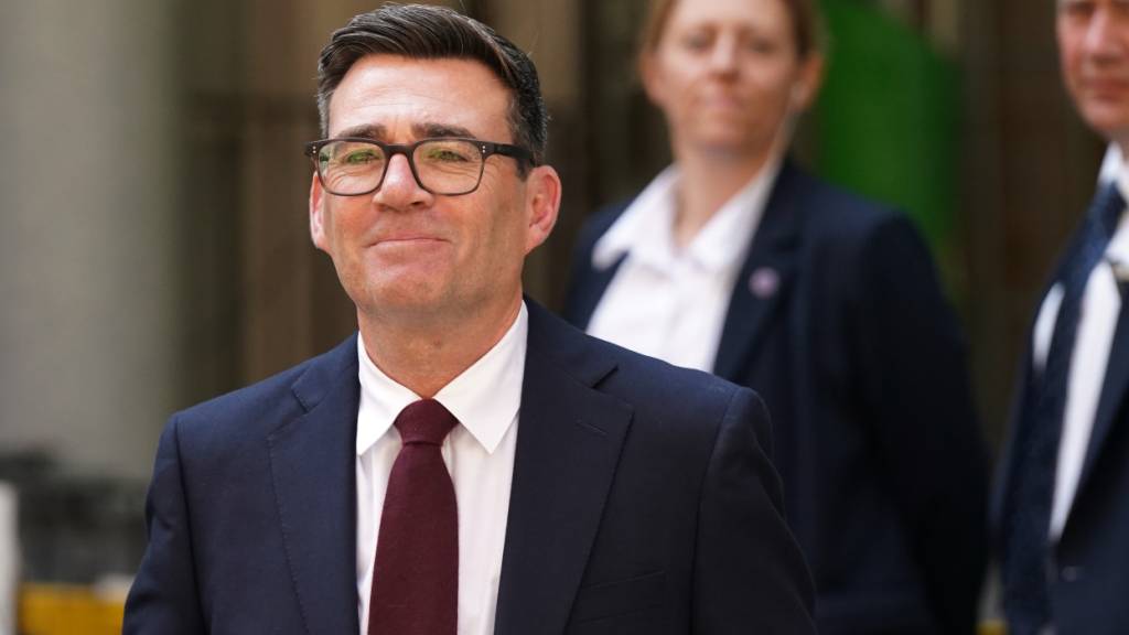 Andy Burnham, der frisch gewählte Vorsitzende der regierenden britischen Labour-Partei, verlässt nach einer außerordentlichen Parteiversammlung zur Wahl des Parteivorsitzenden in London den Veranstaltungsort. Foto: Alberto Pezzali/AP/dpa