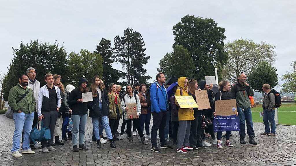 Kaum Protest an Schweizer Hochschulen gegen die Zertifikatspflicht: In Bern protestierten rund 30 Personen.