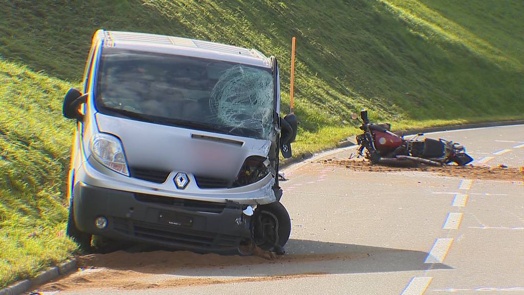 Menzingen (ZG): Motorradfahrer stirbt bei Frontalkollision mit Lieferwagen